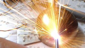 جت ذرات ناشی از پاشش مذاب ناشی از انفجار تماس بارهای الکتریکی ناهمنام